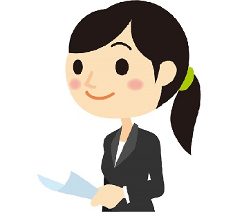 履歴書を手にする保育士