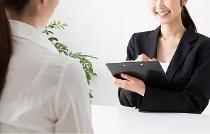 女性同士で面談している様子