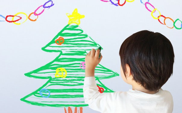 クリスマスツリーを描く子ども