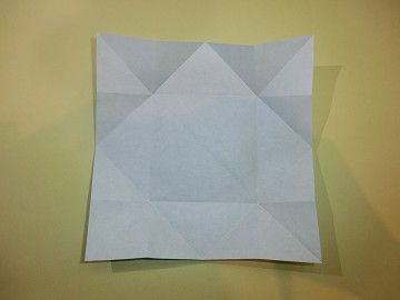 折った折り紙を広げる写真