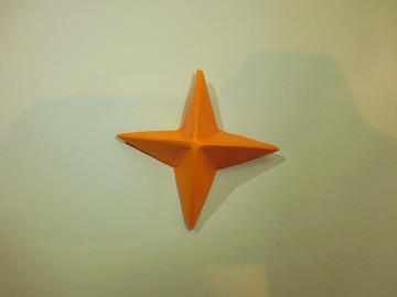 折りすじに沿って折る写真（2）