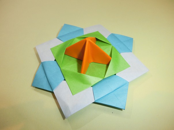 折り紙の立体のコマの写真