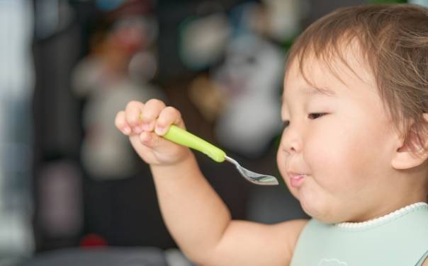 食事をする子ども