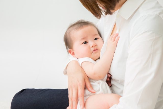 抱っこされる赤ちゃん