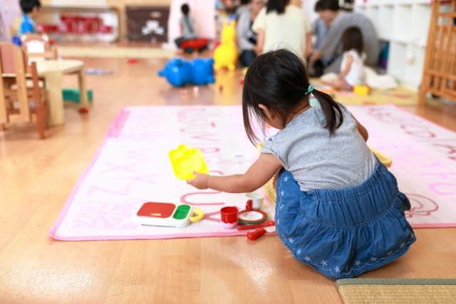 ごっこ遊びをする女の子の様子