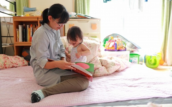 寝起きの赤ちゃんとママ