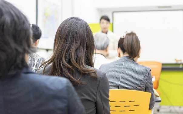 セミナーを聞く女性