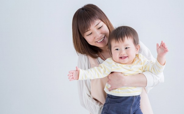 エプロン姿の女性と赤ちゃん