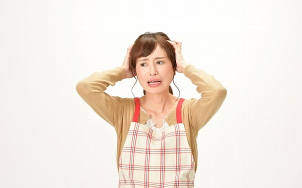 頭を抱える主婦