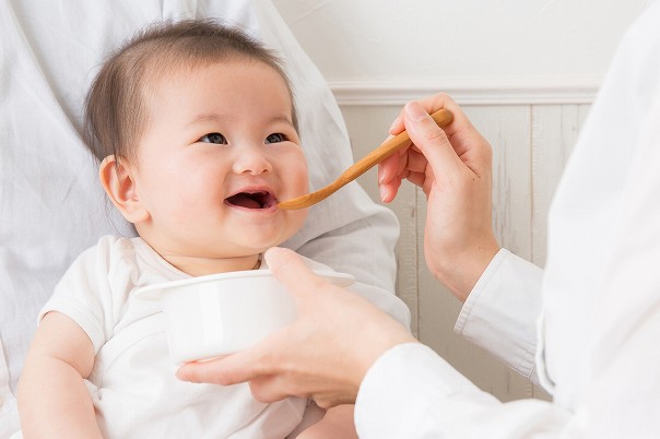 離乳食を食べる赤ちゃんの写真