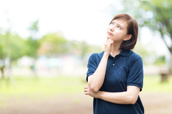 画像：空を見上げて考え込む女性