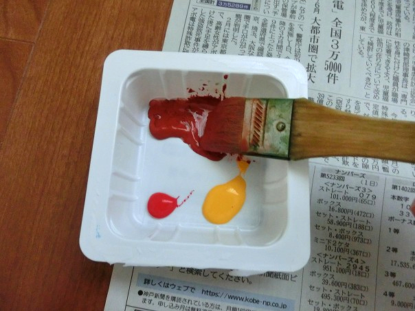 絵具で色を準備している写真