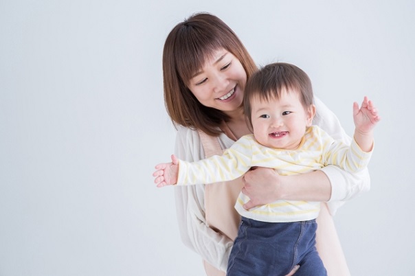 エプロン姿の女性と赤ちゃん