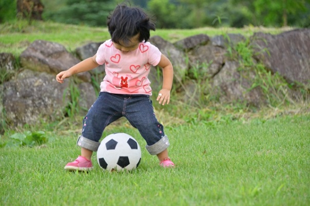 サッカーボールと遊ぶ女の子