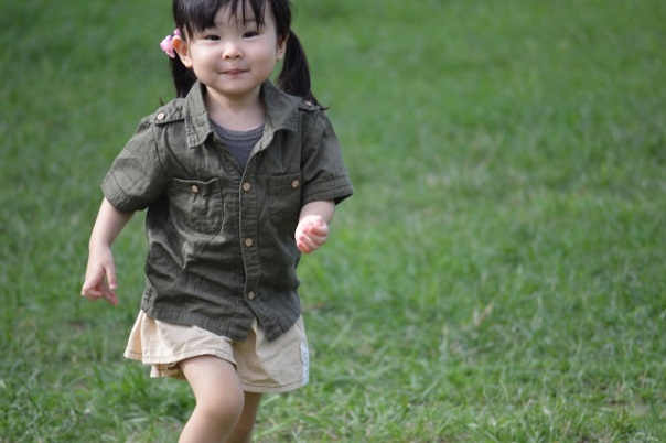 芝生を走る女の子