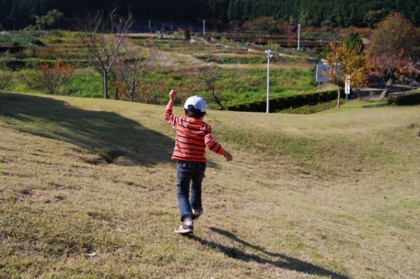 秋の公園で