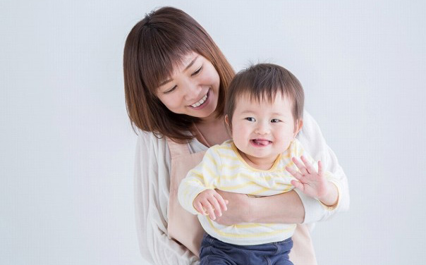 エプロン姿の女性と赤ちゃん