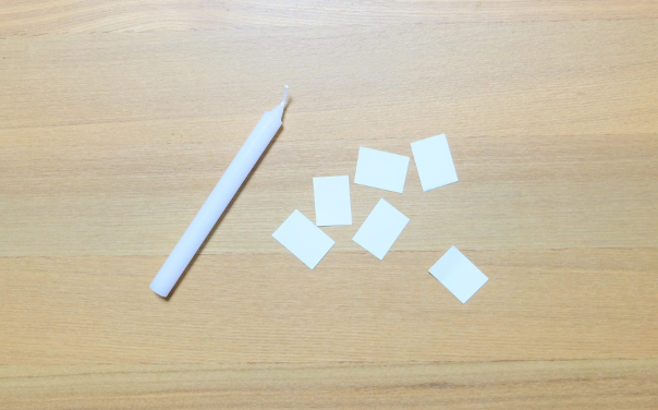 画用紙を小さく切り両面にろうそくを塗って、フロート紙を作る
