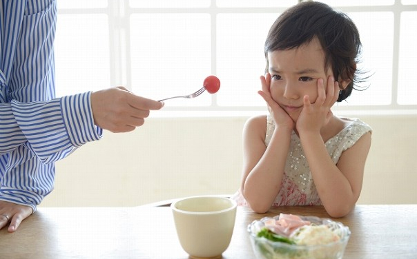 いやがる子供