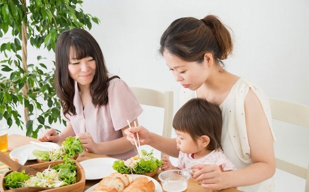 赤ちゃんとご飯を食べる