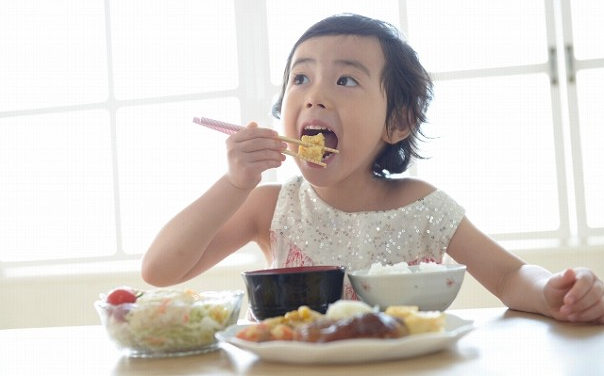 食事する子供