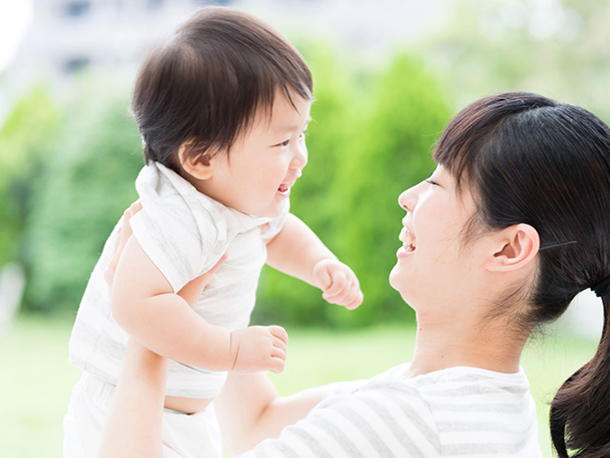 子どもたちと笑顔で遊ぶ保育士